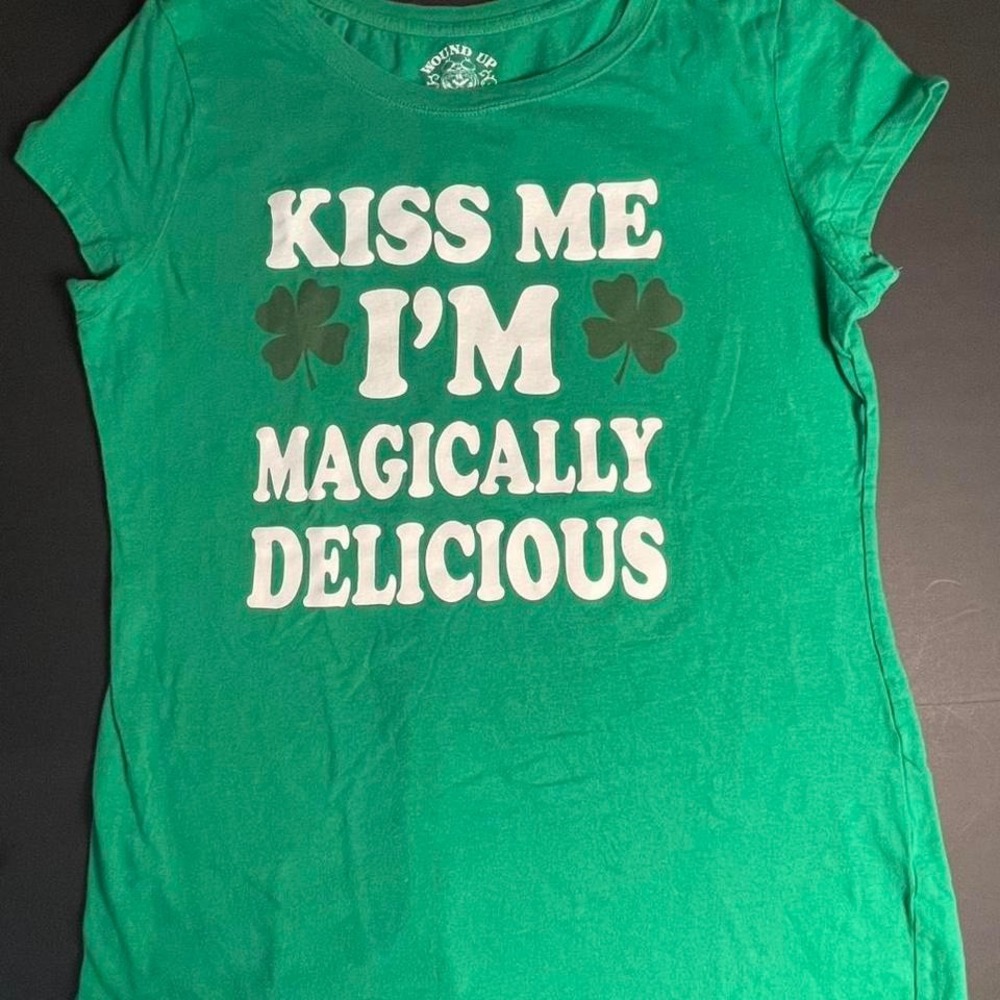 Green "kiss me I'm magically delicious" tee XXL